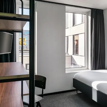 The Social Hub 3*